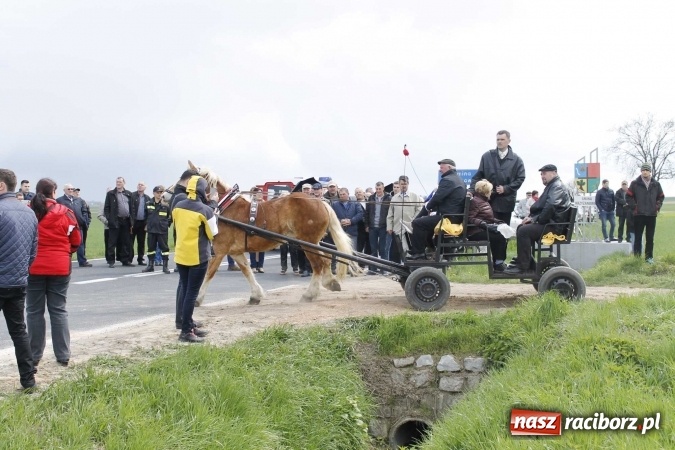 Zdjęcie w galerii na portalu naszraciborz.pl: Biskup, senator, starosta i wójt, czyli bieńkowicka procesja konna  wiadomości z regionu
