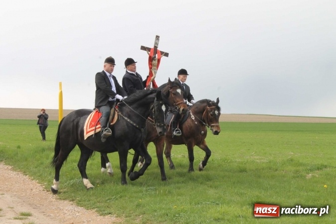 Zdjęcie w galerii na portalu naszraciborz.pl: Biskup, senator, starosta i wójt, czyli bieńkowicka procesja konna  wiadomości z regionu