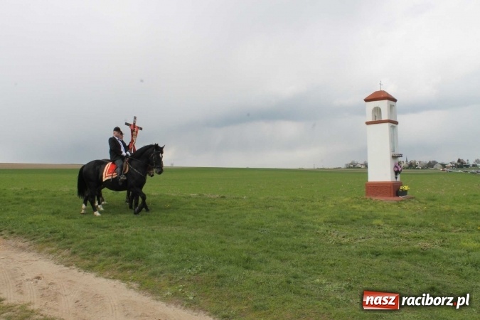 Zdjęcie w galerii na portalu naszraciborz.pl: Biskup, senator, starosta i wójt, czyli bieńkowicka procesja konna  wiadomości z regionu
