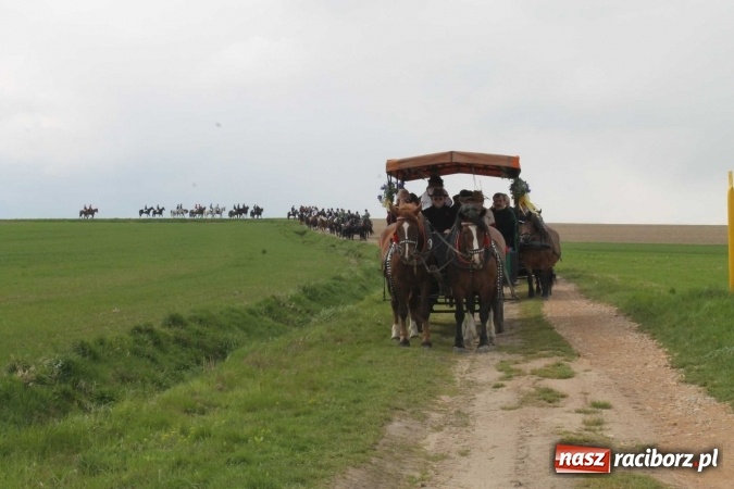Zdjęcie w galerii na portalu naszraciborz.pl: Biskup, senator, starosta i wójt, czyli bieńkowicka procesja konna  wiadomości z regionu