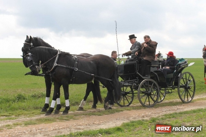 Zdjęcie w galerii na portalu naszraciborz.pl: Biskup, senator, starosta i wójt, czyli bieńkowicka procesja konna  wiadomości z regionu