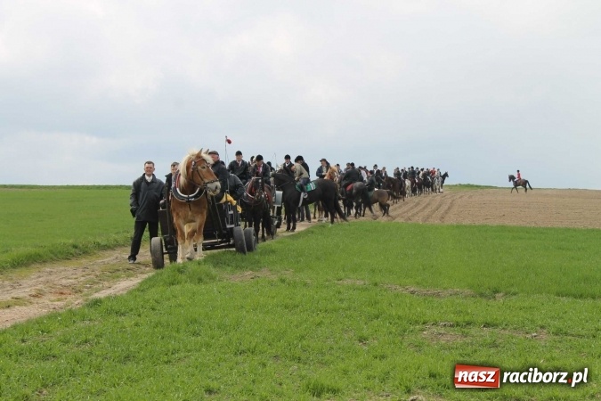 Zdjęcie w galerii na portalu naszraciborz.pl: Biskup, senator, starosta i wójt, czyli bieńkowicka procesja konna  wiadomości z regionu