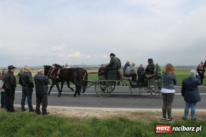Zdjęcie w galerii na portalu naszraciborz.pl: Biskup, senator, starosta i wójt, czyli bieńkowicka procesja konna  wiadomości z regionu