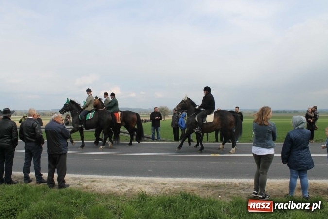 Zdjęcie w galerii na portalu naszraciborz.pl: Biskup, senator, starosta i wójt, czyli bieńkowicka procesja konna  wiadomości z regionu