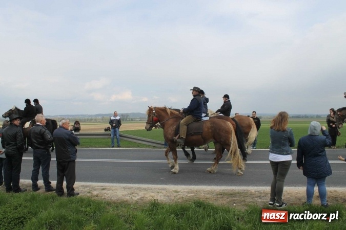 Zdjęcie w galerii na portalu naszraciborz.pl: Biskup, senator, starosta i wójt, czyli bieńkowicka procesja konna  wiadomości z regionu