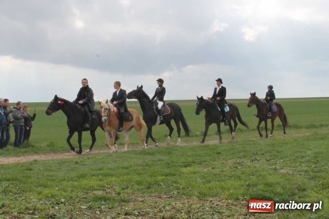 Zdjęcie w galerii na portalu naszraciborz.pl: Biskup, senator, starosta i wójt, czyli bieńkowicka procesja konna  wiadomości z regionu