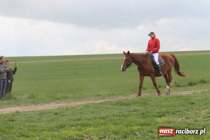 Zdjęcie w galerii na portalu naszraciborz.pl: Biskup, senator, starosta i wójt, czyli bieńkowicka procesja konna  wiadomości z regionu