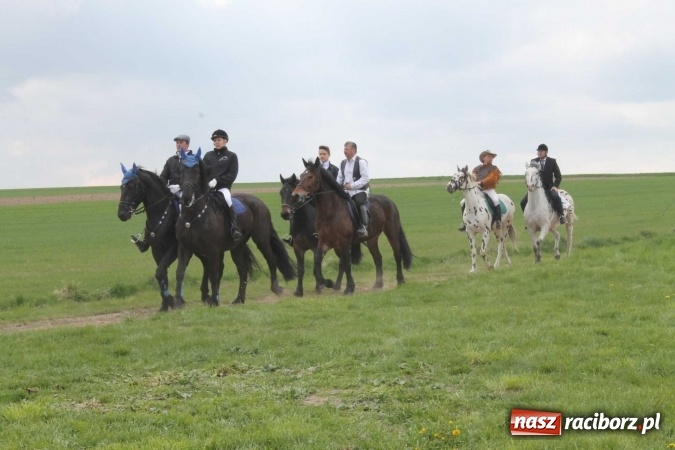 Zdjęcie w galerii na portalu naszraciborz.pl: Biskup, senator, starosta i wójt, czyli bieńkowicka procesja konna  wiadomości z regionu