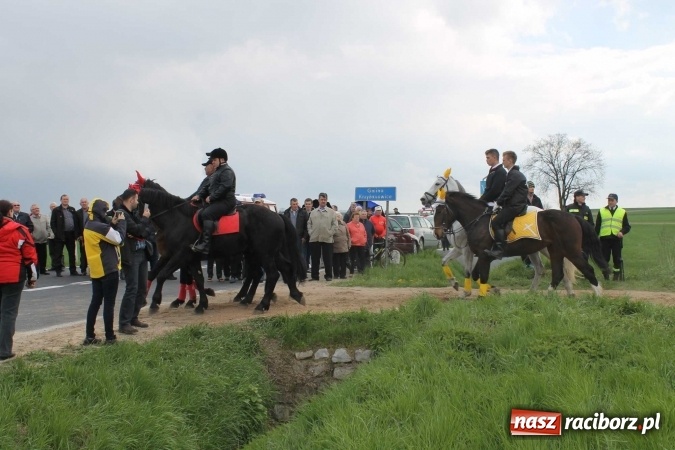 Zdjęcie w galerii na portalu naszraciborz.pl: Biskup, senator, starosta i wójt, czyli bieńkowicka procesja konna  wiadomości z regionu