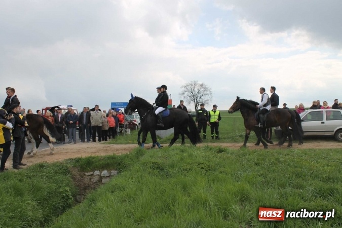 Zdjęcie w galerii na portalu naszraciborz.pl: Biskup, senator, starosta i wójt, czyli bieńkowicka procesja konna  wiadomości z regionu