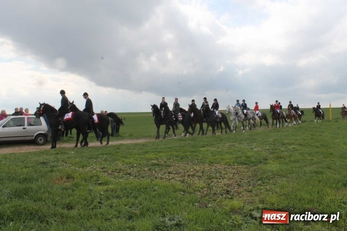 Zdjęcie w galerii na portalu naszraciborz.pl: Biskup, senator, starosta i wójt, czyli bieńkowicka procesja konna  wiadomości z regionu