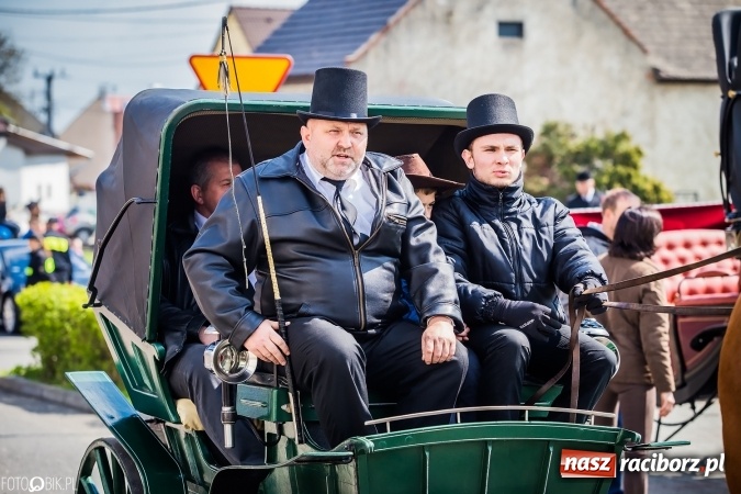 Zdjęcie w galerii na portalu naszraciborz.pl: Wielkanocna procesja konna w Raciborzu-Sudole - początek i wyścigi na Topolowej wiadomości z regionu