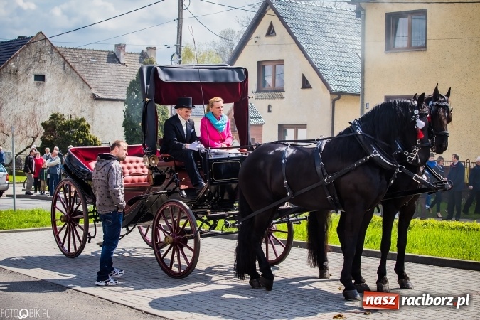 Zdjęcie w galerii na portalu naszraciborz.pl: Wielkanocna procesja konna w Raciborzu-Sudole - początek i wyścigi na Topolowej wiadomości z regionu