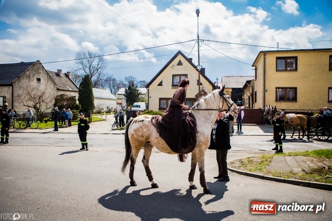 Zdjęcie w galerii na portalu naszraciborz.pl: Wielkanocna procesja konna w Raciborzu-Sudole - początek i wyścigi na Topolowej wiadomości z regionu