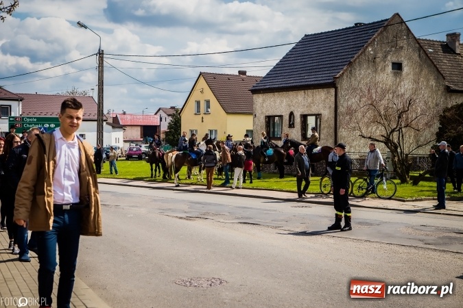 Zdjęcie w galerii na portalu naszraciborz.pl: Wielkanocna procesja konna w Raciborzu-Sudole - początek i wyścigi na Topolowej wiadomości z regionu