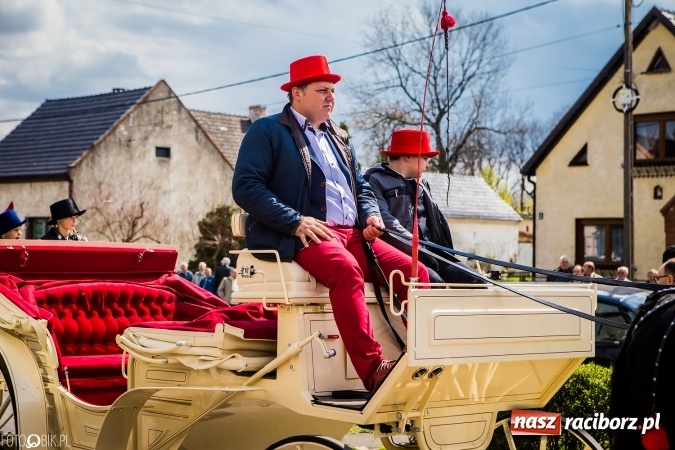 Zdjęcie w galerii na portalu naszraciborz.pl: Wielkanocna procesja konna w Raciborzu-Sudole - początek i wyścigi na Topolowej wiadomości z regionu