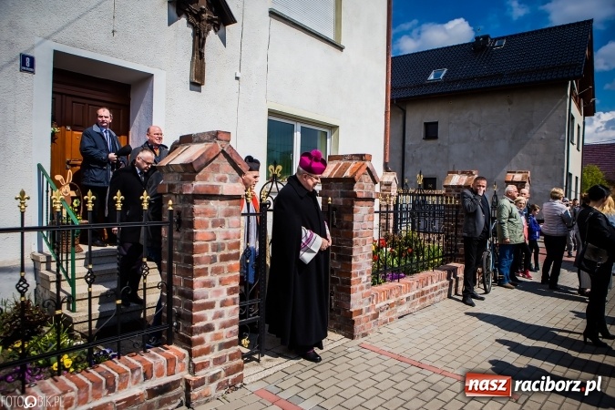Zdjęcie w galerii na portalu naszraciborz.pl: Wielkanocna procesja konna w Raciborzu-Sudole - początek i wyścigi na Topolowej wiadomości z regionu