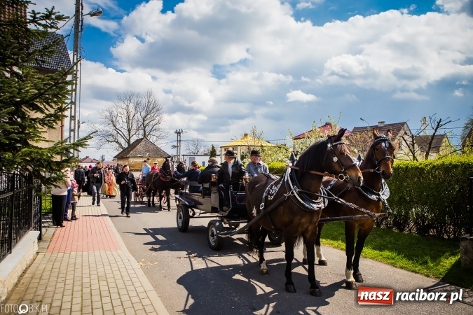 Zdjęcie w galerii na portalu naszraciborz.pl: Wielkanocna procesja konna w Raciborzu-Sudole - początek i wyścigi na Topolowej wiadomości z regionu