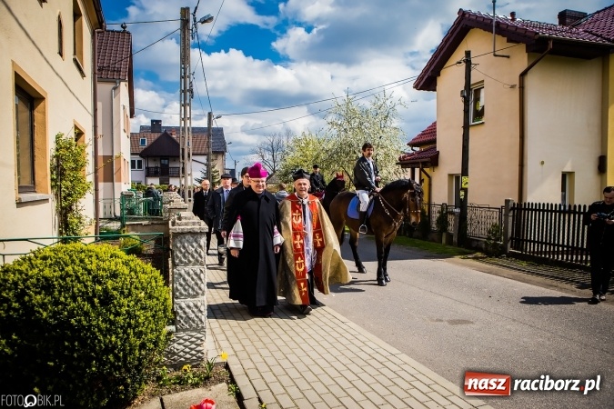 Zdjęcie w galerii na portalu naszraciborz.pl: Wielkanocna procesja konna w Raciborzu-Sudole - początek i wyścigi na Topolowej wiadomości z regionu