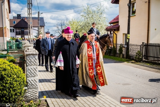 Zdjęcie w galerii na portalu naszraciborz.pl: Wielkanocna procesja konna w Raciborzu-Sudole - początek i wyścigi na Topolowej wiadomości z regionu