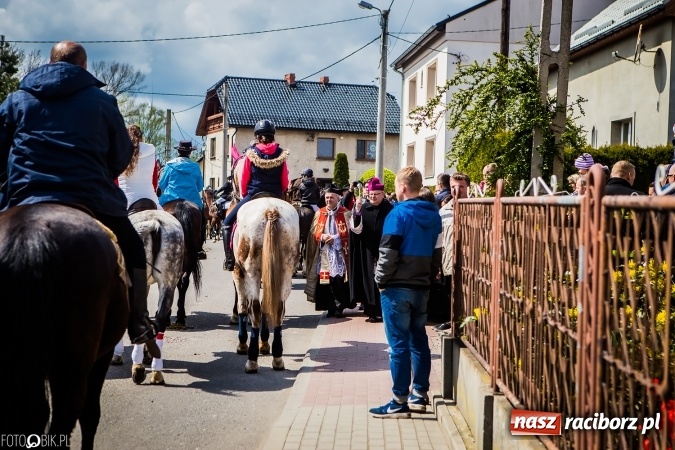 Zdjęcie w galerii na portalu naszraciborz.pl: Wielkanocna procesja konna w Raciborzu-Sudole - początek i wyścigi na Topolowej wiadomości z regionu