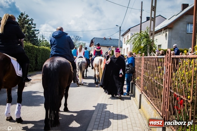 Zdjęcie w galerii na portalu naszraciborz.pl: Wielkanocna procesja konna w Raciborzu-Sudole - początek i wyścigi na Topolowej wiadomości z regionu