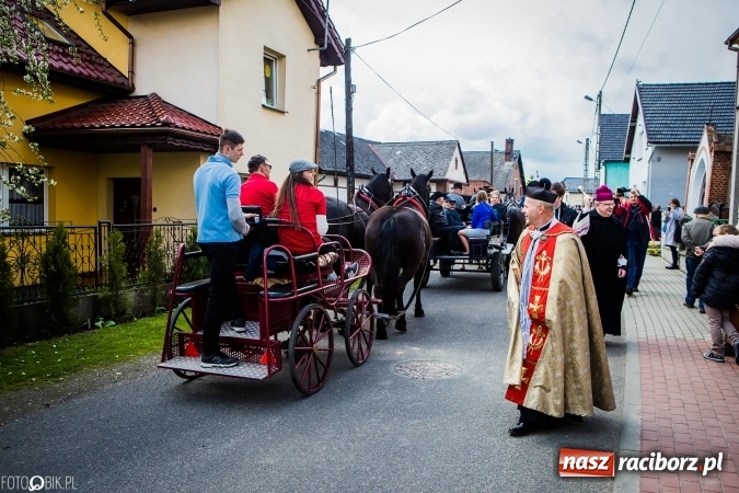 Zdjęcie w galerii na portalu naszraciborz.pl: Wielkanocna procesja konna w Raciborzu-Sudole - początek i wyścigi na Topolowej wiadomości z regionu