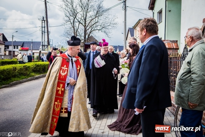 Zdjęcie w galerii na portalu naszraciborz.pl: Wielkanocna procesja konna w Raciborzu-Sudole - początek i wyścigi na Topolowej wiadomości z regionu