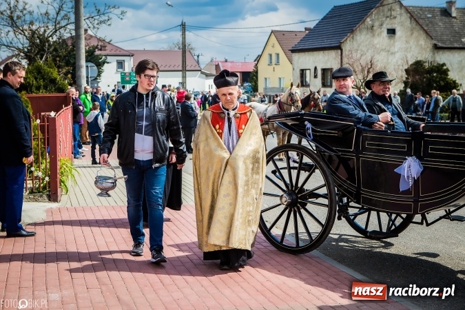 Zdjęcie w galerii na portalu naszraciborz.pl: Wielkanocna procesja konna w Raciborzu-Sudole - początek i wyścigi na Topolowej wiadomości z regionu