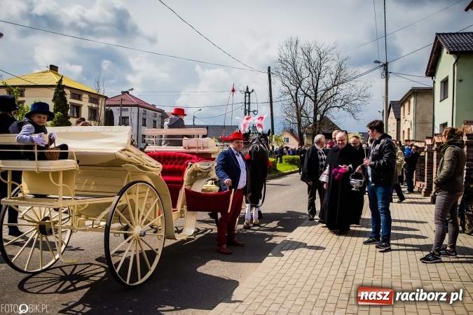 Zdjęcie w galerii na portalu naszraciborz.pl: Wielkanocna procesja konna w Raciborzu-Sudole - początek i wyścigi na Topolowej wiadomości z regionu