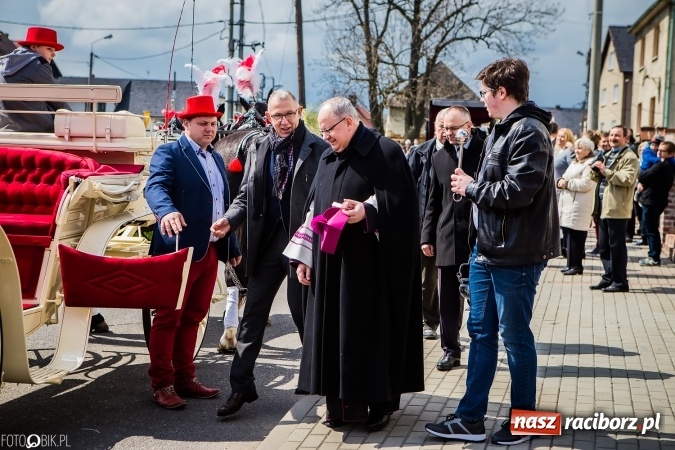 Zdjęcie w galerii na portalu naszraciborz.pl: Wielkanocna procesja konna w Raciborzu-Sudole - początek i wyścigi na Topolowej wiadomości z regionu