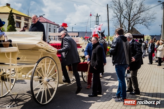 Zdjęcie w galerii na portalu naszraciborz.pl: Wielkanocna procesja konna w Raciborzu-Sudole - początek i wyścigi na Topolowej wiadomości z regionu