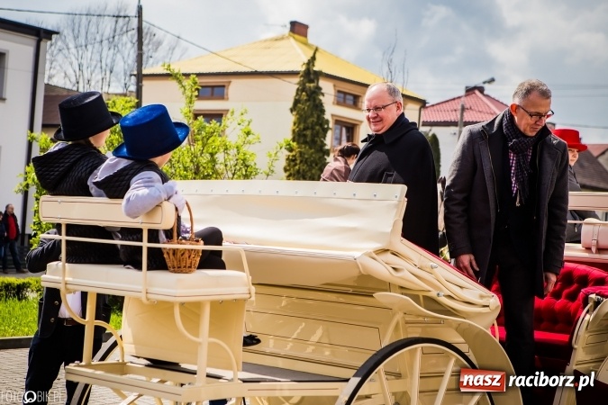 Zdjęcie w galerii na portalu naszraciborz.pl: Wielkanocna procesja konna w Raciborzu-Sudole - początek i wyścigi na Topolowej wiadomości z regionu