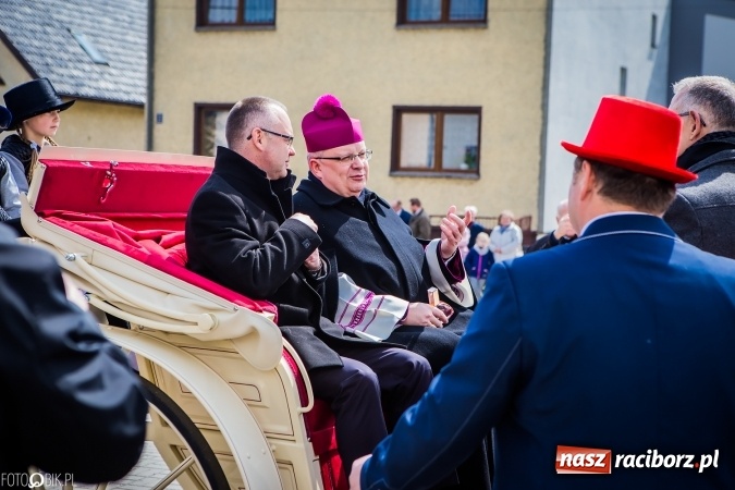 Zdjęcie w galerii na portalu naszraciborz.pl: Wielkanocna procesja konna w Raciborzu-Sudole - początek i wyścigi na Topolowej wiadomości z regionu