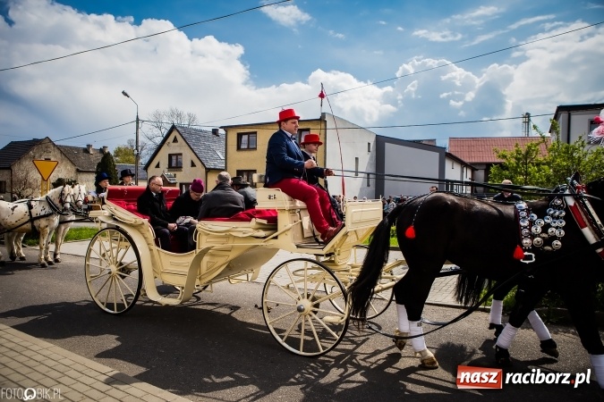 Zdjęcie w galerii na portalu naszraciborz.pl: Wielkanocna procesja konna w Raciborzu-Sudole - początek i wyścigi na Topolowej wiadomości z regionu
