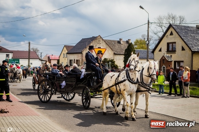 Zdjęcie w galerii na portalu naszraciborz.pl: Wielkanocna procesja konna w Raciborzu-Sudole - początek i wyścigi na Topolowej wiadomości z regionu