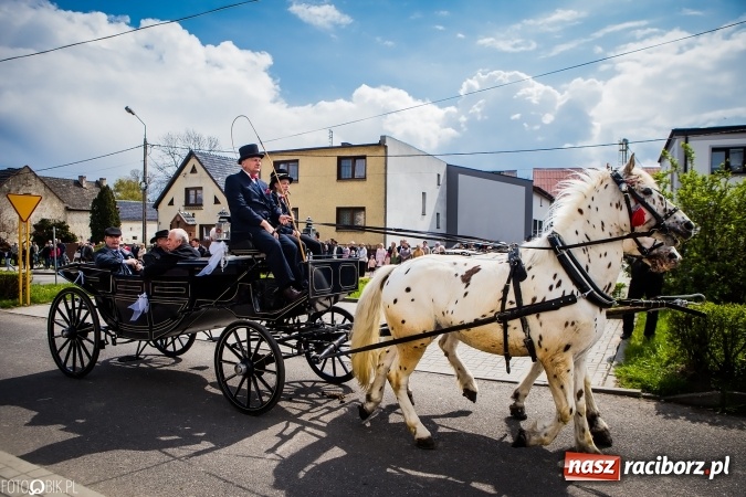 Zdjęcie w galerii na portalu naszraciborz.pl: Wielkanocna procesja konna w Raciborzu-Sudole - początek i wyścigi na Topolowej wiadomości z regionu