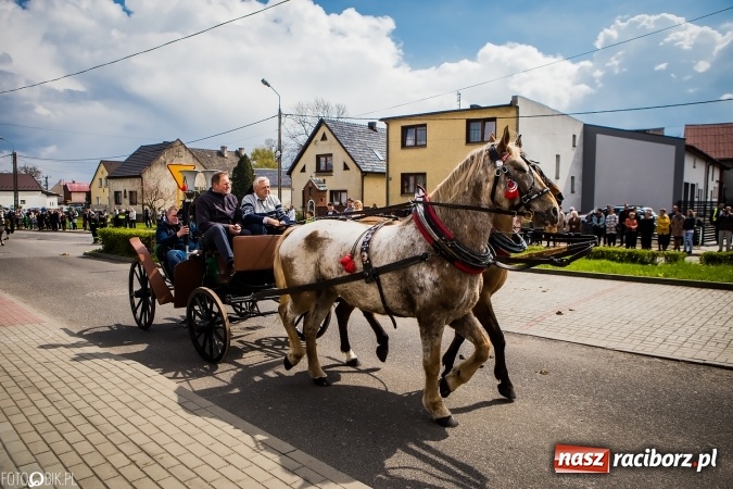 Zdjęcie w galerii na portalu naszraciborz.pl: Wielkanocna procesja konna w Raciborzu-Sudole - początek i wyścigi na Topolowej wiadomości z regionu