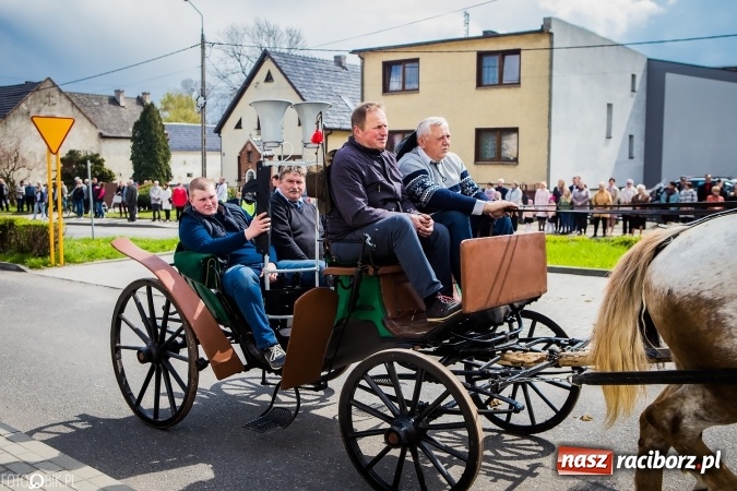 Zdjęcie w galerii na portalu naszraciborz.pl: Wielkanocna procesja konna w Raciborzu-Sudole - początek i wyścigi na Topolowej wiadomości z regionu