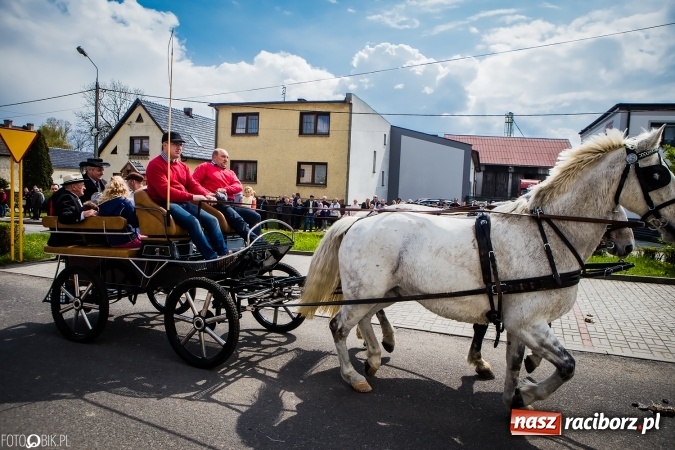 Zdjęcie w galerii na portalu naszraciborz.pl: Wielkanocna procesja konna w Raciborzu-Sudole - początek i wyścigi na Topolowej wiadomości z regionu