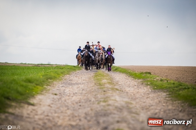 Zdjęcie w galerii na portalu naszraciborz.pl: Wielkanocna procesja konna w Raciborzu-Sudole - początek i wyścigi na Topolowej wiadomości z regionu