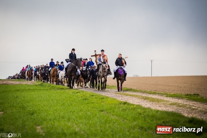 Zdjęcie w galerii na portalu naszraciborz.pl: Wielkanocna procesja konna w Raciborzu-Sudole - początek i wyścigi na Topolowej wiadomości z regionu