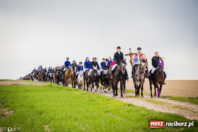 Zdjęcie w galerii na portalu naszraciborz.pl: Wielkanocna procesja konna w Raciborzu-Sudole - początek i wyścigi na Topolowej wiadomości z regionu