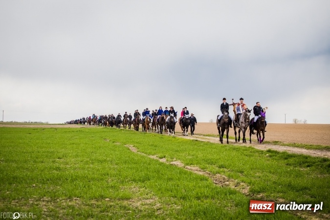 Zdjęcie w galerii na portalu naszraciborz.pl: Wielkanocna procesja konna w Raciborzu-Sudole - początek i wyścigi na Topolowej wiadomości z regionu