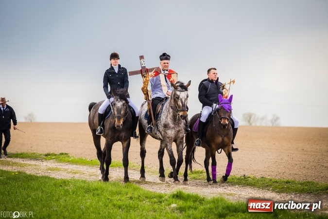 Zdjęcie w galerii na portalu naszraciborz.pl: Wielkanocna procesja konna w Raciborzu-Sudole - początek i wyścigi na Topolowej wiadomości z regionu