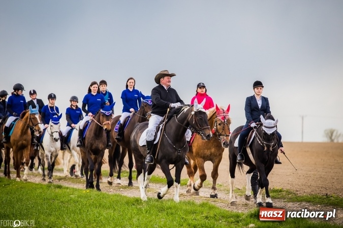Zdjęcie w galerii na portalu naszraciborz.pl: Wielkanocna procesja konna w Raciborzu-Sudole - początek i wyścigi na Topolowej wiadomości z regionu