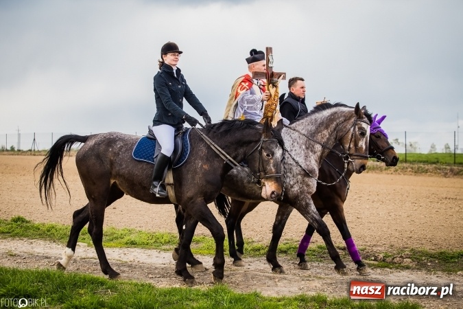 Zdjęcie w galerii na portalu naszraciborz.pl: Wielkanocna procesja konna w Raciborzu-Sudole - początek i wyścigi na Topolowej wiadomości z regionu