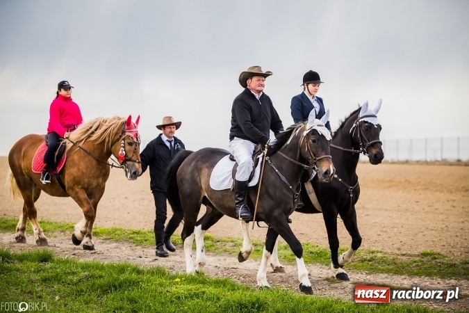 Zdjęcie w galerii na portalu naszraciborz.pl: Wielkanocna procesja konna w Raciborzu-Sudole - początek i wyścigi na Topolowej wiadomości z regionu