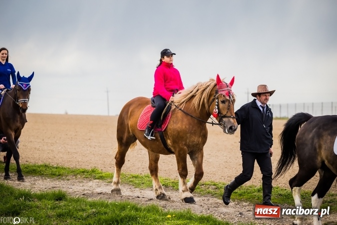 Zdjęcie w galerii na portalu naszraciborz.pl: Wielkanocna procesja konna w Raciborzu-Sudole - początek i wyścigi na Topolowej wiadomości z regionu