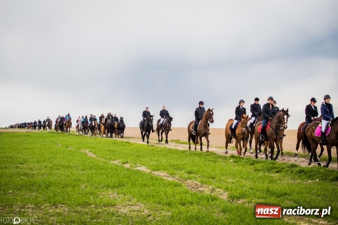 Zdjęcie w galerii na portalu naszraciborz.pl: Wielkanocna procesja konna w Raciborzu-Sudole - początek i wyścigi na Topolowej wiadomości z regionu